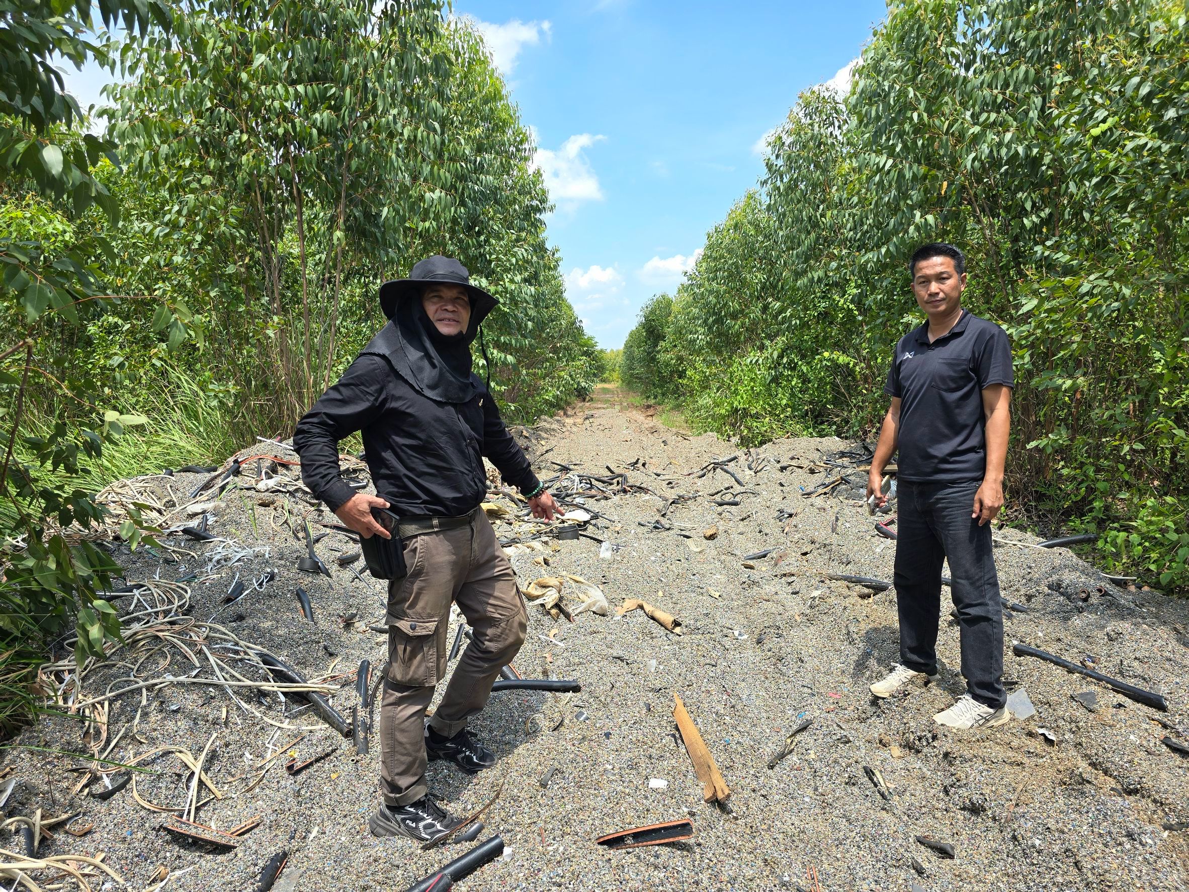 title - วันที่ 24 กรกฎาคม 2569 นายวิทูล ประดิษฐบุญ ปฏิรูปที่ดินจังหวัดปราจีนบุรี มอบหมายให้ นายลิขิต ผันผ่อน ผู้อำนวยการกลุ่มกฎหมาย และเจ้าหน้าที่ ส.ป.ก.ปราจีนบุรี ลงพื้นที่ติดตามปัญหา การลักลอบขนขยะกากของเสียอุตสาหกรรม พื้นที่กบินทร์บุรี
